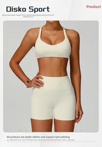 Détail de l'ensemble de yoga blanc crème avec brassière de sport et short taille haute