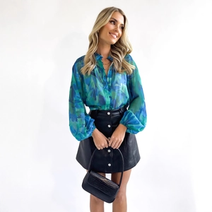 Chemise femme à col en V, imprimé bleu-vert et jupe longue en cuir noir élégante