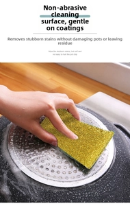 Detailaufnahme einer Hand, die einen Topf mit einem gelben Metallgeflecht-Schwamm reinigt