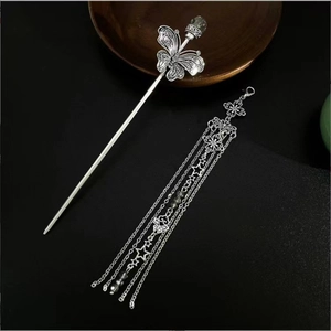 Détail de l'épingle à cheveux papillon argent antique avec longues franges et perles