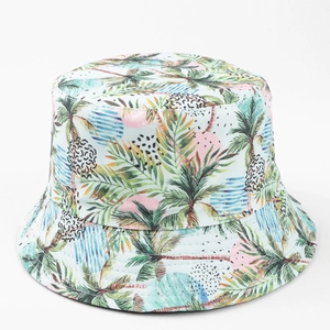 Détail d'un chapeau bob coloré avec des motifs tropicaux de palmier et de pois vibrants