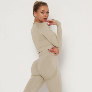 Vista dettagliata del set yoga kaki senza cuciture che mostra i contorni della schiena