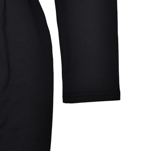 Gros plan sur la texture du tissu en maille noire et les coutures de la robe moulante