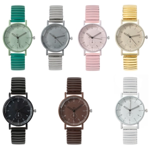 Vue à plat de montres à quartz rétro avec bracelets extensibles en métal en sept couleurs variées