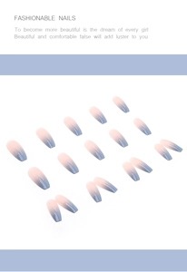 Détail de faux ongles ballerine longs avec dégradé ombré rose et bleu brillant