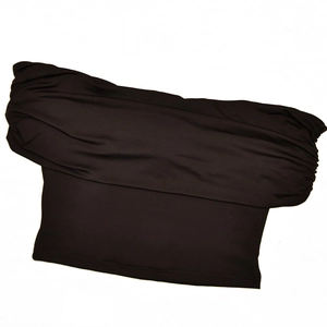Détail du haut noir à épaules dénudées avec fronces et texture en tissu lisse et extensible