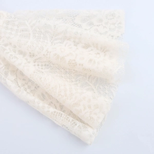 Elegantes cremeweißes Spitzenkleid mit Karree-Ausschnitt, schmaler Passform und Spitzenärmeln