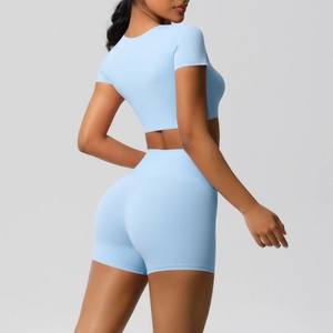 Detailansicht der hellblauen Yoga-Shorts mit hoher Taille und nahtlosem Push-up-Effekt