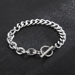 Détail du bracelet gourmette en argent poli avec fermoir en T unique de style minimaliste