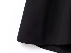 Vue détaillée du tissu sergé noir du haut dos nu montrant la texture du textile
