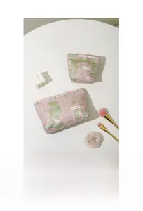 Détail du lot de deux trousses à cosmétiques roses en jacquard avec broderie rose 3D