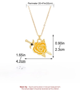Dettaglio macro della collana a croce in lega con rosa gialla e dimensioni precise