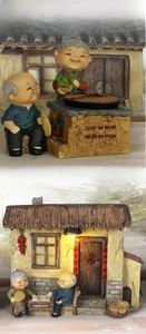 Statuine dettagliate in resina di coppia anziana con scene accoglienti e luci LED