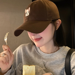 Casquette de baseball marron vintage avec broderie bouledogue portée par une femme