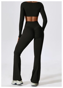 Détail du legging noir évasé à taille haute avec effet push-up et haut de yoga moulant
