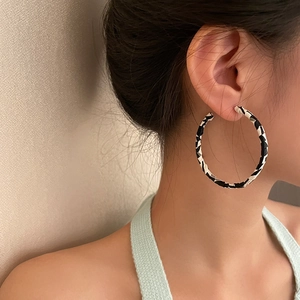 Orecchini a cerchio a C in pelle con motivo bianco e nero per un look vintage