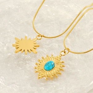 Détail de collier turquoise vintage, pendentif étoile à huit branches en acier inoxydable.