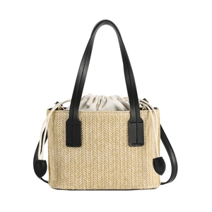 Bolso de paja con asas de cuero negro y forro de lona con cordón ajustable