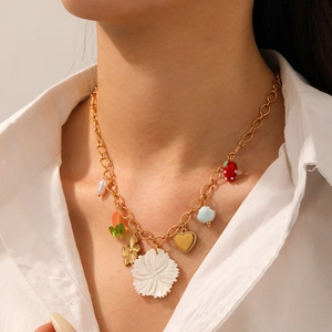 Collier chaîne dorée avec pendentifs colorés en fleurs acryliques, fraises et cœurs