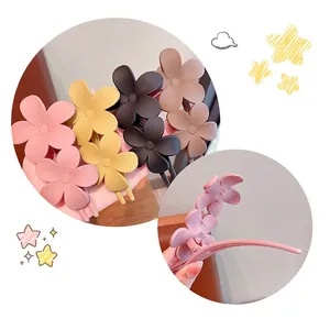 Pinces à cheveux fleurs mates en diverses couleurs pastel avec vue détaillée latérale