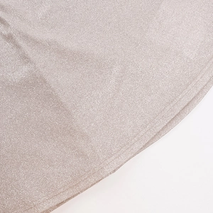 Vue macro des paillettes dorées scintillantes sur le tissu d'une robe de soirée élégante