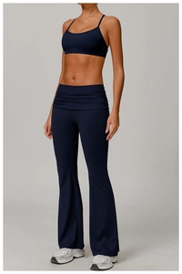 Détail de l'ensemble de yoga bleu foncé avec brassière col en U et legging évasé taille haute