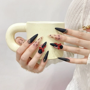 Handgefertigte Stiletto-Kunstnägel mit mattem Schwarz, Leopardenmuster und roten Schleifen