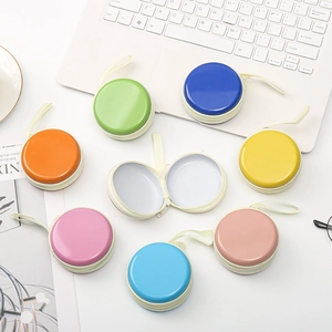 Mini portamonete tondi in latta colorata con cerniere e cinturini in tonalità pastello