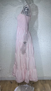 Détail du corsage à rayures roses et blanches avec texture froncée sur une robe longue d'été