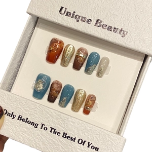 Faux ongles Maillard avec texture marbre, feuilles d'or et paillettes rouge brique