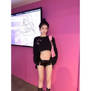 Y2K Crop Top mit pinkem C-Stickerei und passenden schwarzen Kunstleder-Shorts für Damen