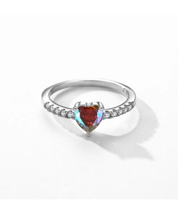 Détail macro de bague coeur en argent S925 avec zircon aurora et diamants latéraux