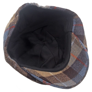 Dettaglio del cappello vintage a quadri con tessuto in lana marrone-blu e fodera nera