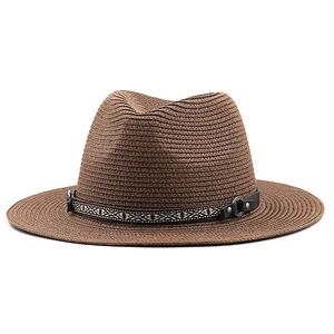 Chapeau de cowboy en paille marron foncé avec ruban ethnique et boucle métallique