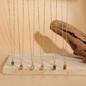 Gros plan de pendentifs en zircon carrés multicolores avec chaînes plaquées or 14 carats