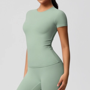 Vue détaillée du t-shirt de yoga vert menthe en tissu mat extensible et moulant