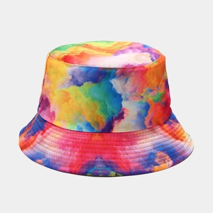Bob tie-dye arc-en-ciel pour l'été avec motifs nuageux colorés et finition en coton sergé