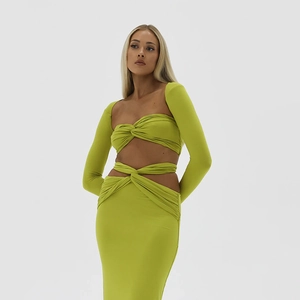 Dettaglio del set due pezzi verde lime con top corto a nodo e gonna lunga con cut-out