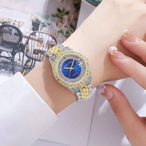 Détail d'une montre de luxe pour femme avec cadran bleu et bracelet en acier serti de strass