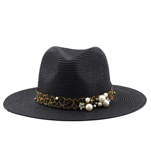 Dettaglio cappello Panama nero in paglia con fascia leopardata decorata con perle e metallo