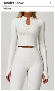 Vue de face de l'ensemble de yoga blanc amande avec veste zippée et détails passe-pouces