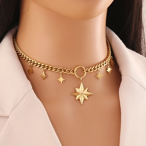 Collier maille gourmette dorée avec plusieurs pendentifs étoiles et octagramme central
