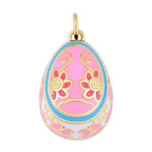 Dettaglio del ciondolo a uovo stile Fabergé con smalto colorato e motivi floreali in oro