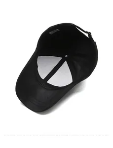 Détails internes de la casquette de baseball noire montrant les coutures et la boucle en métal