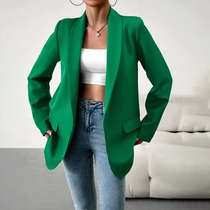 Blazer vert élégant à manches longues pour femme avec jean décontracté et haut blanc