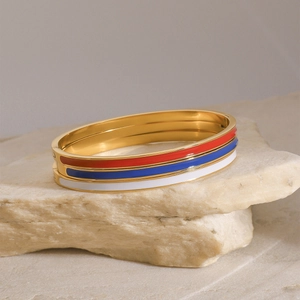 Pile de bracelets en émail et acier doré aux couleurs rouge, bleue et blanche