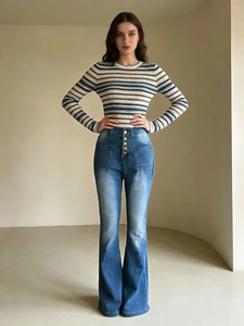 Haut en maille rayé ajusté avec jean évasé à taille haute boutonnée pour femme