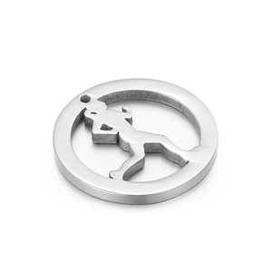 Vue macro d'un pendentif rond en acier inoxydable avec motif de femme qui court