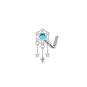 Dettaglio macro piercing naso in argento con opale blu stile acchiappasogni e stelle pendenti
