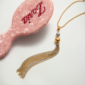 Nahaufnahme der 18K Gold Edelstahl-Kugelkette mit gestuften Quasten-Anhänger-Details
